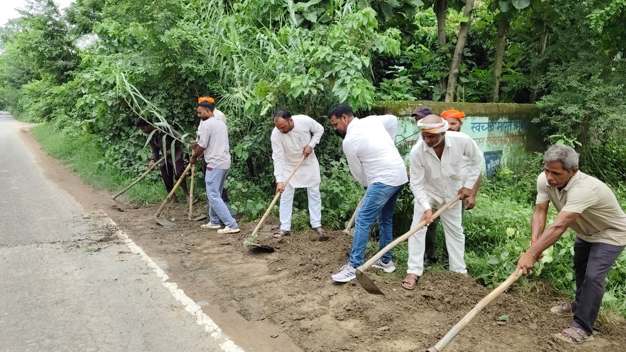 Chairman Navrang Singh ने कुदाल चलाकर दिया स्वच्छता संदेश
