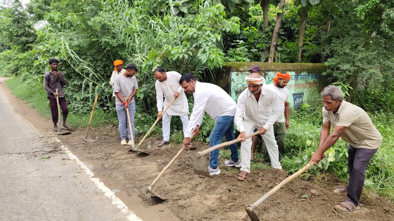 Chairman Navrang Singh ने कुदाल चलाकर दिया स्वच्छता संदेश